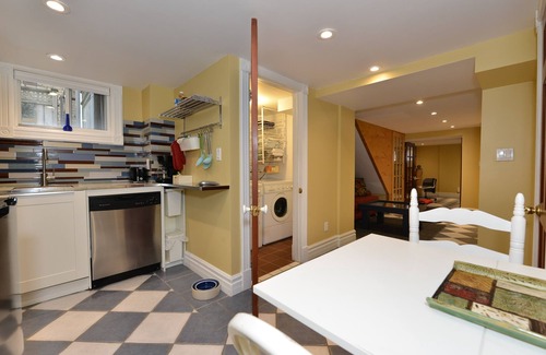 East York Apartment | Specious one bedroom apartment in upscale neighbourhood in Leaside Toronto.