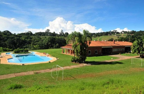 Cabreuva House | Spectacular site - 10 suites - Shallow-edge pool, ballroom and lake