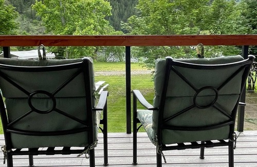 Tonasket Ski Chalet | Spectacle Lake Waterfront Retreat Chalet