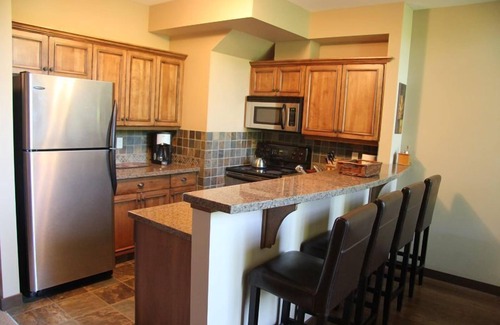 Sun Peaks Condo | Spectacular 3 Bdrm [2 Bdrm+loft], 2BA, Ski-in/ski-out, Hot tub & Amazing Views