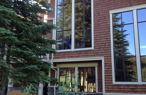 Sun Peaks Condo | Spectacular 3 Bdrm [2 Bdrm+loft], 2BA, Ski-in/ski-out, Hot tub & Amazing Views