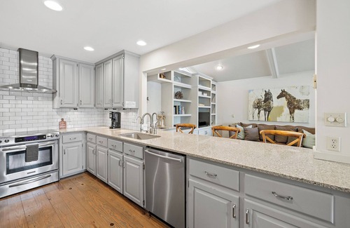 Lake Oconee House | Spectacular 4 BR lakefront home, Private Deep Water Dock on Peninsula