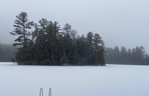 Wollaston House | Spectacular 4 season cottage on Finnegan Lake!