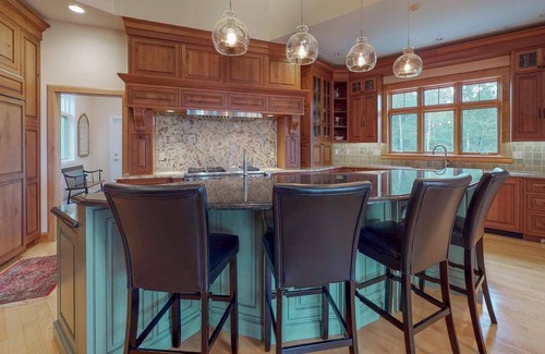 Stratton House | SPECTACULAR 8800 SQ.FT. LUXURY 5BR, 6-1/2BA, 4FP HOME BETWEEN STRATTON & MT.SNOW