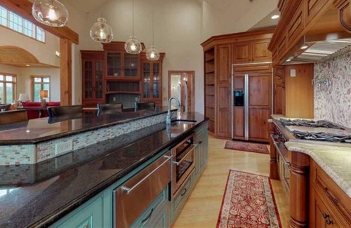 Stratton House | SPECTACULAR 8800 SQ.FT. LUXURY 5BR, 6-1/2BA, 4FP HOME BETWEEN STRATTON & MT.SNOW