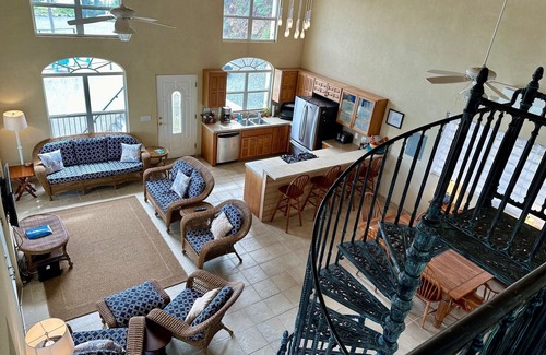 Rendezvous & Ditleff Villa | Spectacular Breezes, Gorgeous Ocean Views, and Hot Tub!