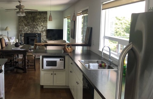 Salt Spring Island House | Spectacular 180° Ocean & Island Views – Your All-Season Escape!