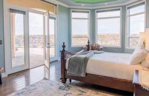 Twin Falls Villa | Spectacular Canyon Rim Villa