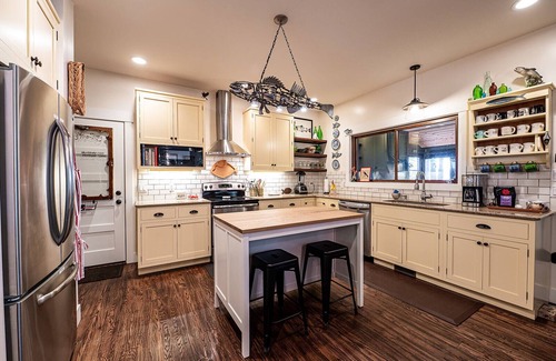 Williamsburg Cottage | Spectacular Cottage Home on Antrim's Chain of Lakes