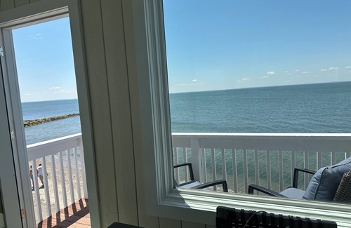 Fairfield House | Spectacular direct waterfront with rooftop hot tub 360 degree views.