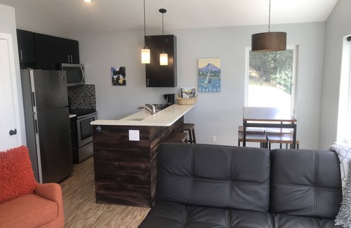Mosier House | Spectacular Gorge views! Bright and Comfortable Pet-friendly Retreat