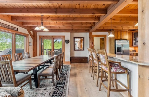 Three Peaks House | Spectacular home close to slopes, private hot tub,