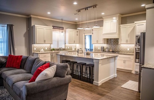 Norman House | Spectacular home near OU campus, museums, baseball, soccer, tennis, and arena.