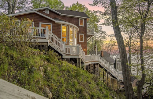 Douglas Cottage | Spectacular Lake Michigan Views/Beach Access from Douglas Lakeshore Beach House