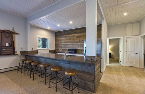 Lincoln Park House | Spectacular Lakeview 6-Bedroom Retreat