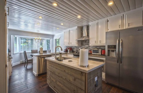 Lincoln Park House | Spectacular Lakeview 6-Bedroom Retreat