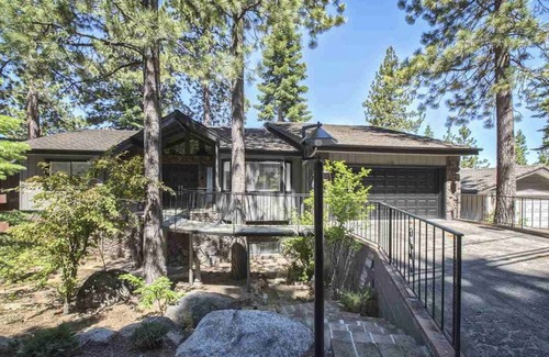 Lincoln Park House | Spectacular Lakeview 6-Bedroom Retreat