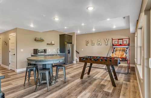 Hollister Cabin | Spectacular Lakeview Home in Branson! Close to Everything-Room for Everyone!