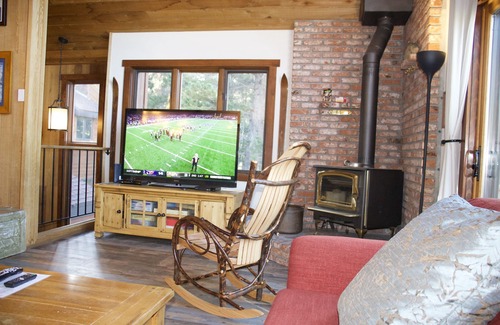 Mammoth Lakes House | Spectacular Location On The Meadow~Remodeled And Private Town Home Has It All!