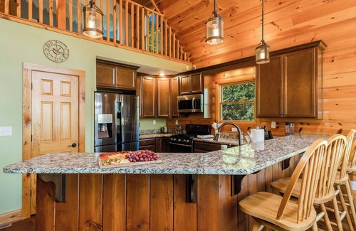 McGaheysville Cabin | Spectacular Log Cabin Mtn Views Hot Tub Pool Table Theater Room Spa/Sauna