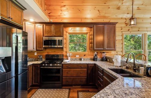 McGaheysville Cabin | Spectacular Log Cabin Mtn Views Hot Tub Pool Table Theater Room Spa/Sauna