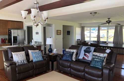 Henrico House | Spectacular Long-Range Main Lake Views