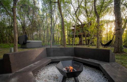 Cotton Gin House | Spectacular Luxurious Tree House with Jacuzzi and Fire Pit in Texas