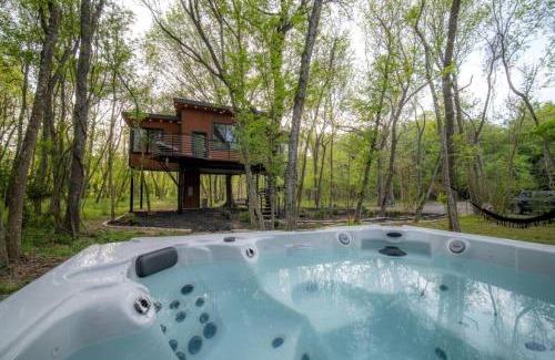Cotton Gin House | Spectacular Luxurious Tree House with Jacuzzi and Fire Pit in Texas