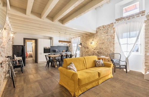 Desenzano del Garda Apartment | Spectacular Maisonette Apartment "Olmo" with Wi-Fi, Shared Garden & Pool