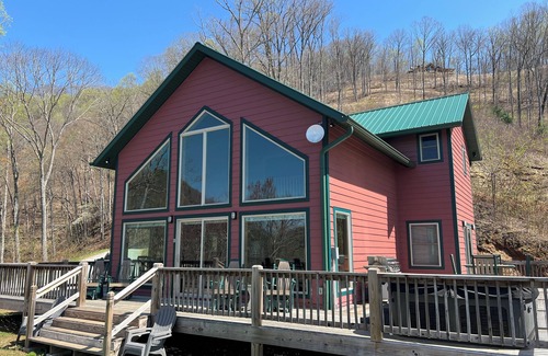 Bryson City Cabin | Spectacular Mountain Views w/Pool table and Fire pit!