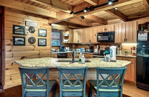 Chalet Village Cabin | Spectacular Mountain Views, Gatlinburg Log Cabin over-looking the National Park