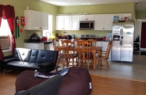 Parksville House | Spectacular Mountain View - Modern Day Amenities