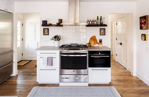 Crozet House | Spectacular Mt Views at Sunset Farm: Pool, Hot Tub, fast WiFi, AC near Vineyards