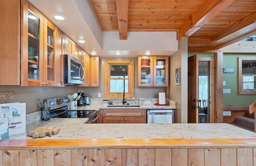 Townsend Cabin | Spectacular Mtn view ☛Hot Tub ☛Fire pit ☛Sleeps 13 ☛