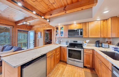 Townsend Cabin | Spectacular Mtn view ☛Hot Tub ☛Fire pit ☛Sleeps 13 ☛