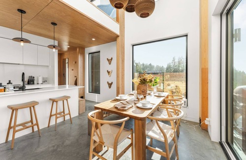 Port Renfrew Cottage | Spectacular Ocean View and Hot Tub sleep 7