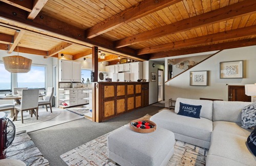 Fort Bragg House | SPECTACULAR OCEAN FRONT 5 BEDROOM HOME WITH ULTRA FAST WIFI