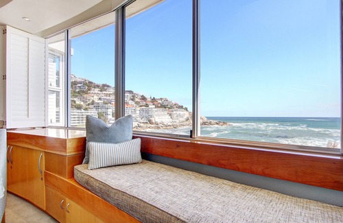 Bantry Bay Apartment | Spectacular Ocean View, Free WiFi, Free Parking, Superb Location, Backup Power