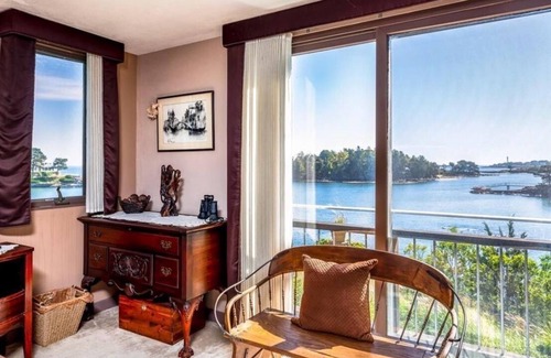 Marblehead House | Spectacular Oceanfront House for Halloween Vacation in Salem