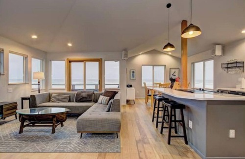 Yachats House | Spectacular oceanfront, dog-friendly home located in the heart of Yachats.