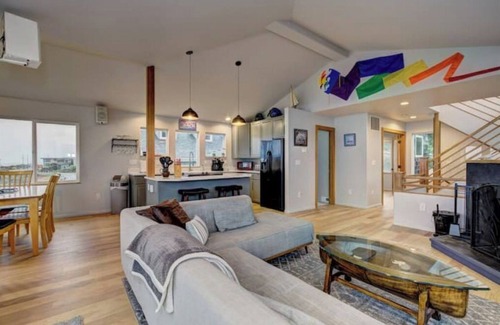 Yachats House | Spectacular oceanfront, dog-friendly home located in the heart of Yachats.