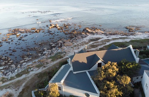 Kommetjie Villa | Spectacular OnTheBeach 5 bedrooms and 2 extra bedrooms separate Cottage
