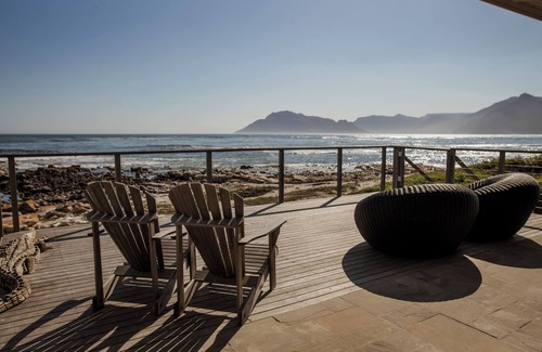 Kommetjie Villa | Spectacular OnTheBeach 5 bedrooms and 2 extra bedrooms separate Cottage