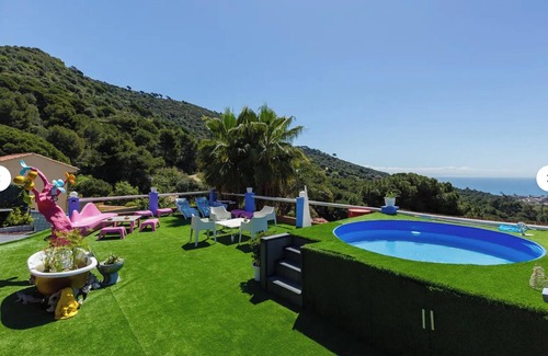 Teia House | Spectacular sea and mountain views in a house designed by an artist