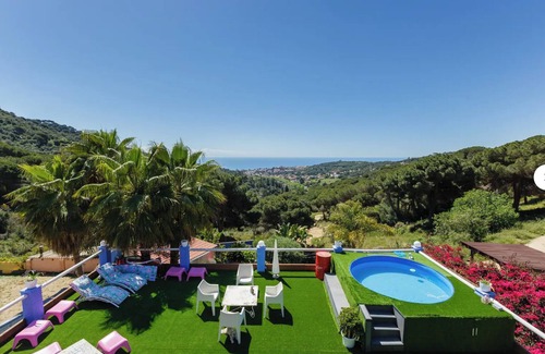 Teia House | Spectacular sea and mountain views in a house designed by an artist
