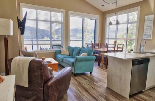Port Renfrew Cottage | Spectacular Seaside HavennH009730218