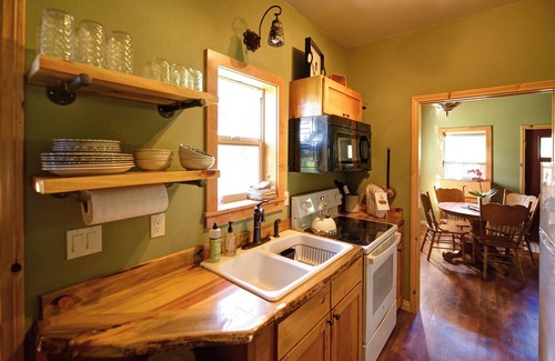 Rapid City Cabin | Spectacular setting, amenities, and centrally located to Mt. Rushmore and Custer State Park, and hiking. Wi-Fi. Excellent cell service (Verizon & ATT). Private campfire. Off-season discounts. No extra fees.