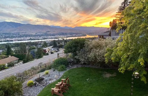 East Wenatchee Apartment | Spectacular skyline, river views from lovely yard. Bright and beautiful space.