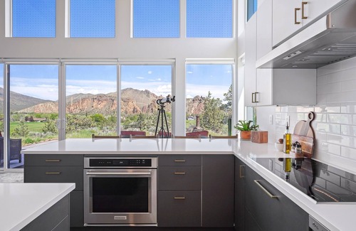 Terrebonne House | Spectacular Smith Rock Views on Property - Quiet and Modern w/King Beds