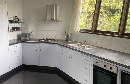 Havelock North House | Spectacular Sunsets on Joll-just a 5 minute walk to the village
